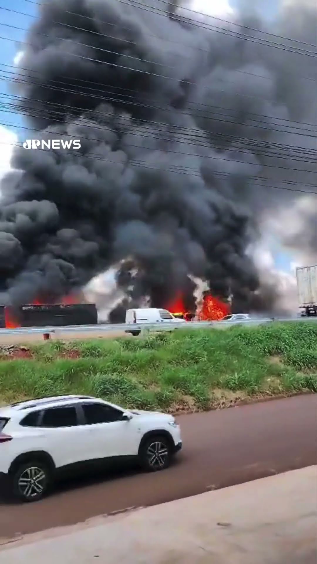 Duas pessoas morrem carbonizadas após caminhões pegarem fogo na BR-376, em Maringá (PR) #shorts