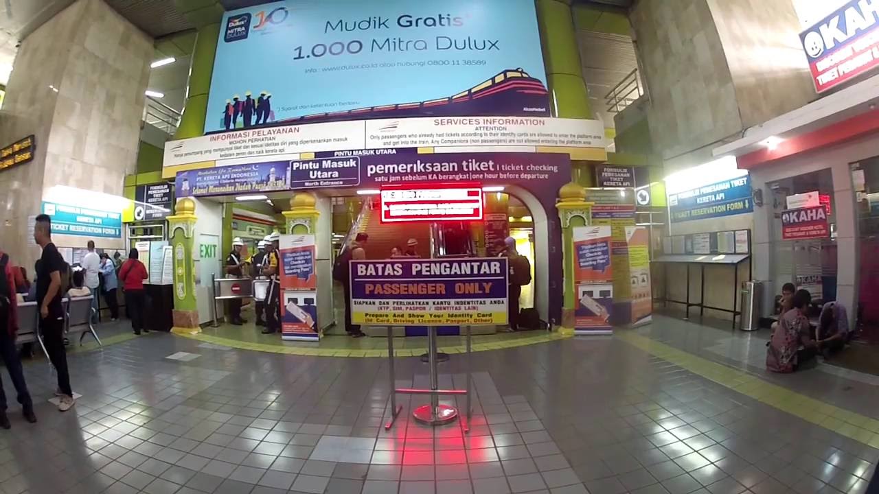 Stasiun Gambir Jelang Mudik 2016: Balikin tiket antreannya ratusan beli