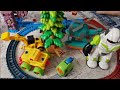 Tren seti robot helikopter kepçe ve lego ağaçlar arasında eğlenceli çocuk videosu. Thomas kaza yaptı