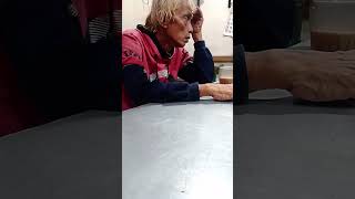 pak ipin lagi minum kopi di warung om jurpi punya cerita