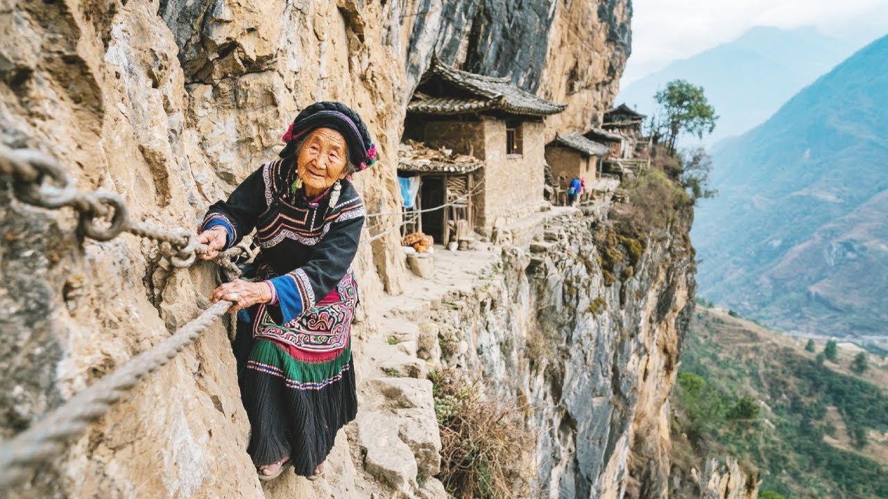 徒步四川悬崖上的隐藏古村，只能通过攀爬悬崖峭壁才能上去，90岁彝族奶奶在这里如何生活？【乡村阿泰】