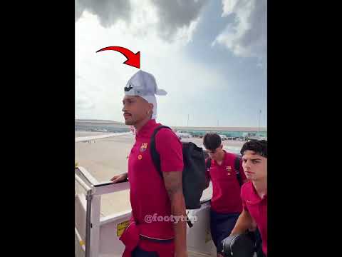 Raphinha got his hat flew before entring the plane to fly funny