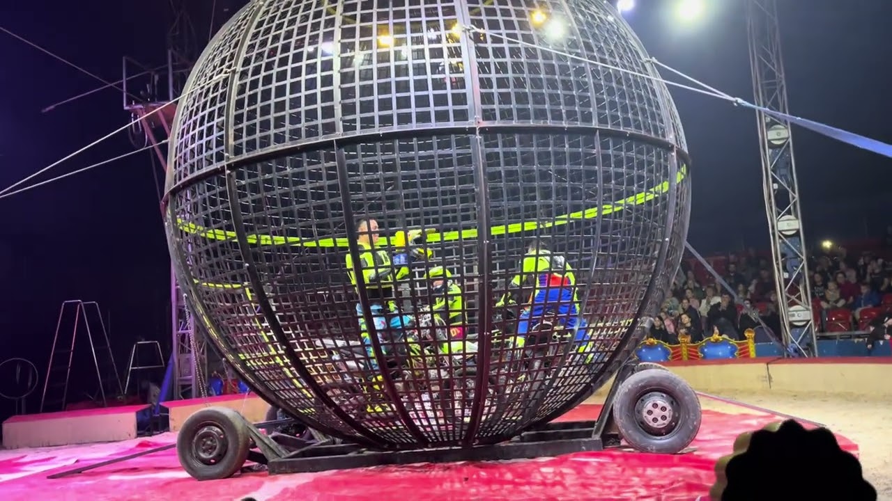 Cirkus Aleš kaskadéri na motorkách