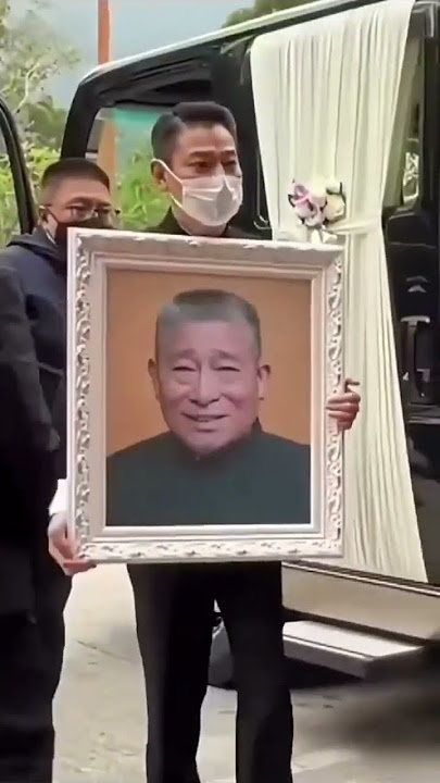 Raut wajah Andy Lau terlihat sedih membawa foto sang ayah tercinta 😢Rest in Love 🙏😇😇😇