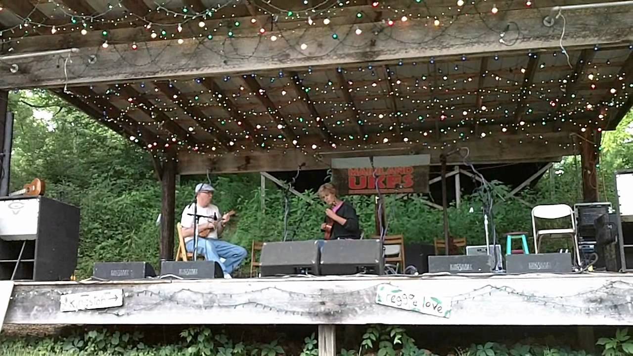 Sukie & UkesterBrown Playing G Minor Fleas Ukulele World Congress