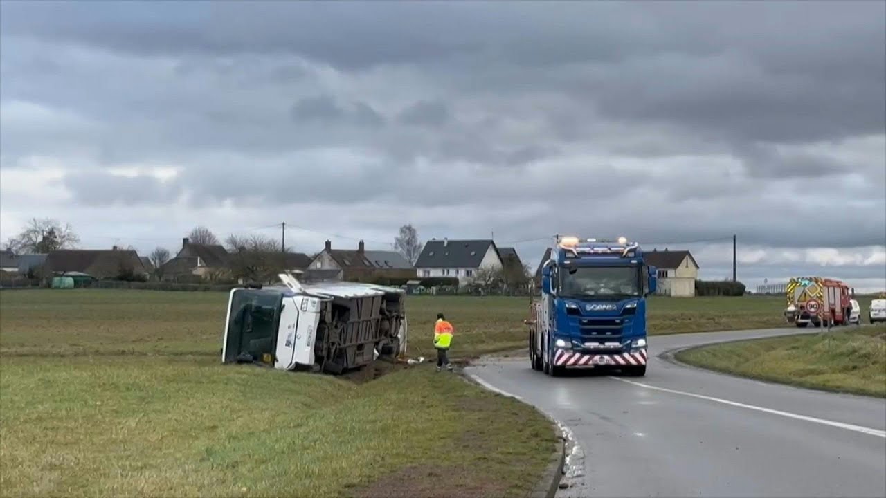 School bus accident in Eure-et-Loir: images of the vehicle at the scene ...