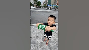 Thả diều cậu bé ra dây diều hết cuộn dây cho diều bay cao thật cao.. #kite #patang #layangan #viral