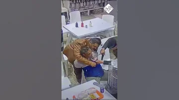 اعتقدوا انه يرتدي حزاما ناسفا اعتقال شخص داخل احد المطاعم في بغداد 