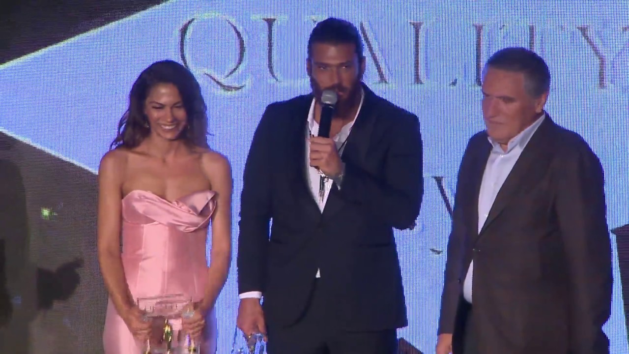 Can Yaman ve Demet Özdemir birlikte ödül aldılar