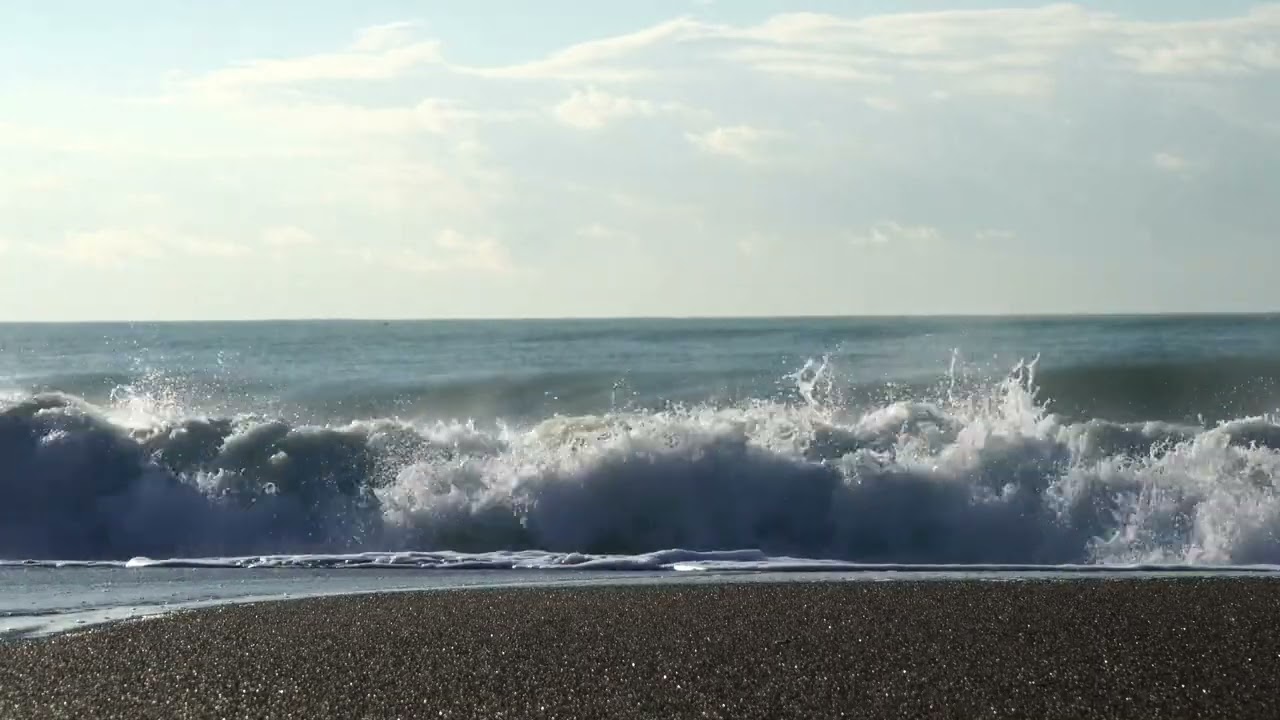 Captivating Sea Waves: Mesmerizing Shoreline Views and Relaxing Sounds