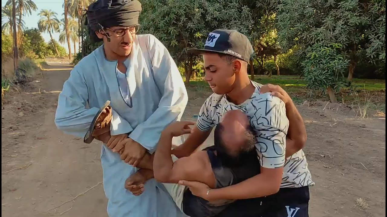 سعيد بلـــــطجي وبتاع بنات كل يوم يروح يعاكس في بنت عم شوقي ملبسه🤣واخدت الطريحه#عمـشوقي#سعيدالاسطوره