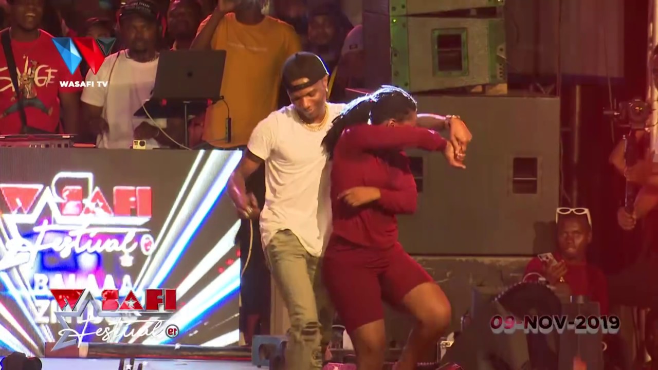 WIZKID ASHANGAZWA NA SHABIKI HUYU KWENYE STAGE YA WASAFI FESTIVAL