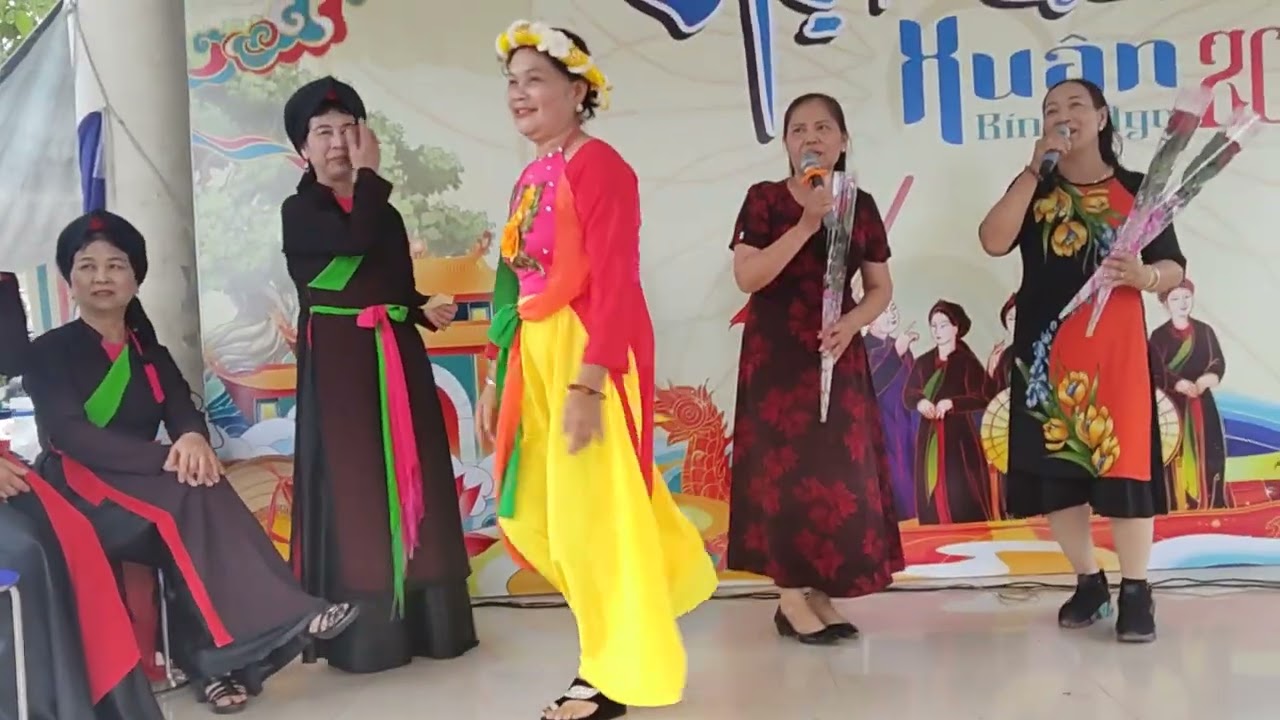 Giao lưu hát quan họ hội lim tốp ca nữ tổ dân phố thôn Điền Xá 