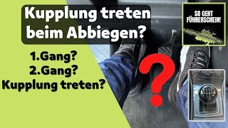 Mit getretener Kupplung abbiegen? So entscheidest du, wann es geht! - Führerschein