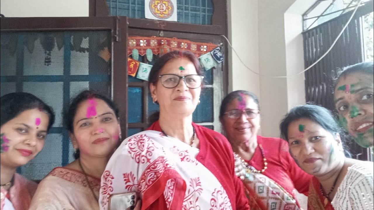 होली में झूम उठी महफ़िल, फागुनवा रंग बरसायो रे कहा से आये राधा प्यारी। 