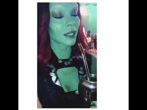 Zoe Saldana tomando mate y hablando español