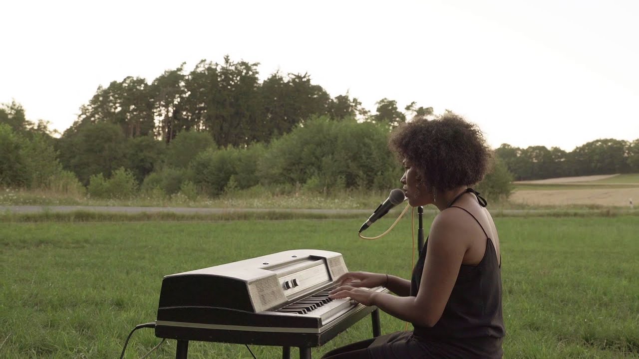 Guarda Hanna Sikasa // BIRD su YouTube Guarda Hanna Sikasa // BIRD su YouTube