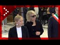 Giorgia Meloni insieme a Maria De Filippi alla camera ardente di Maurizio Costanzo