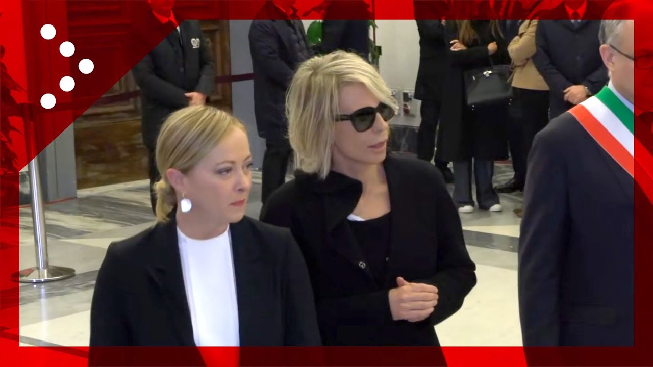 Giorgia Meloni insieme a Maria De Filippi alla camera ardente di Maurizio Costanzo