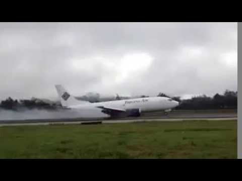 Accident: Trigana B733 at Wamena on Sep 13th 2016, hard landing results in main gear collapse
