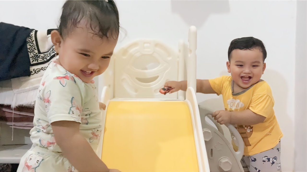 SI KEMBAR SENENG MAINAN MOBIL DI SELUNCURAN!!!