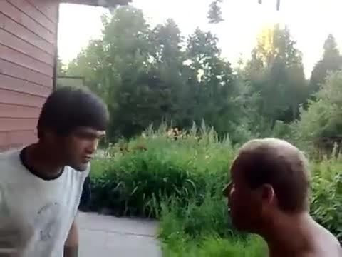 Пидор сосет в машине