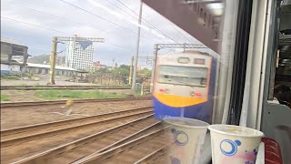 7528次五堵貨場發車經由北迴線開往東澳的R174單柴電頭+數節水泥斗車貨列，和4208次樹林發車經由宜蘭線開往蘇澳的EMU719+EMU720阿福號區間車