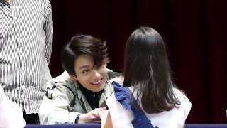 [180527]Jungkook smiling at a lil girl who brought a tiny stool to see BTS upclose @Fakelovefansign