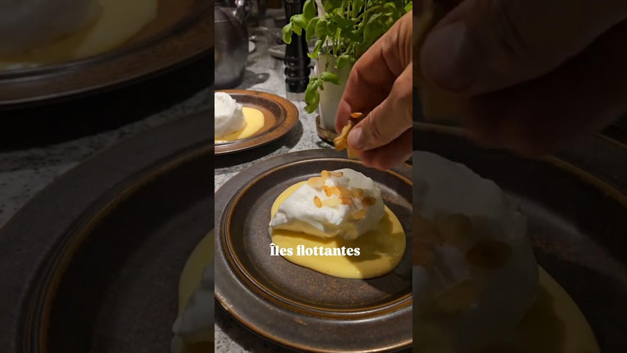 Îles flottantes. Snow eggs on crème anglais