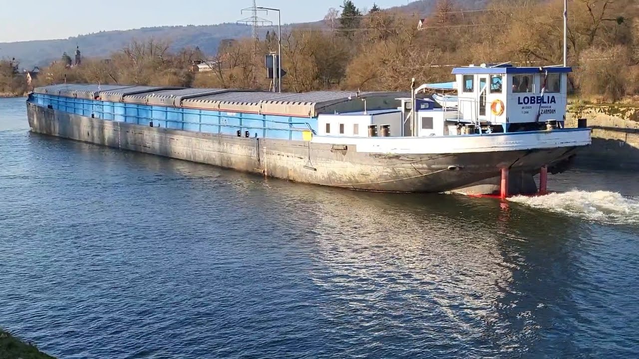 Altes Frachtschiff Lobelia fährt aus der Schleuse Steinbach aus 