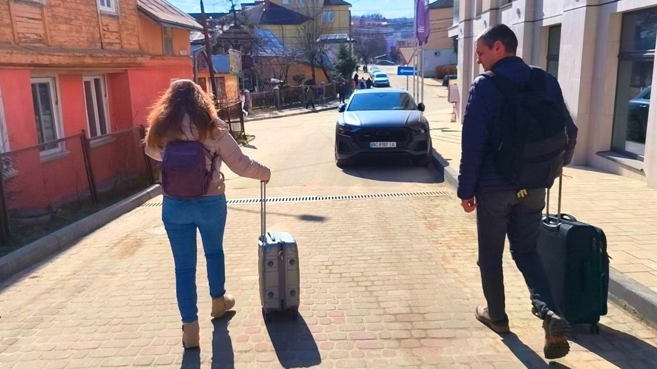 Спека! Трускавець готується тріщати від туристів, прибув потяг Дніпро-Трускавець, висадили пальми