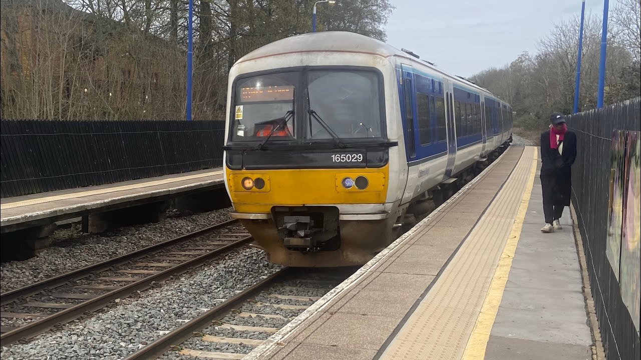Journey on the Chiltern Railways Class 165029 from Sudbury Hill Harrow to London Marylebone 