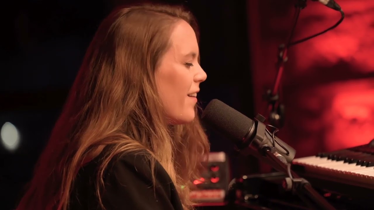 “Ode to the unseen” live session | Hannah FEATHERSTONE | TEDxClermontStudio