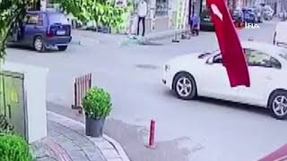 Bursa'da inanılmaz olay...Hareket halindeki araçtan düştü Resimi