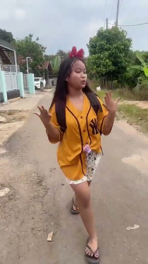Vidio kocak dan gokil @nyaikembang1nyaikembang1 /gak boleh makek tas warna hitam?