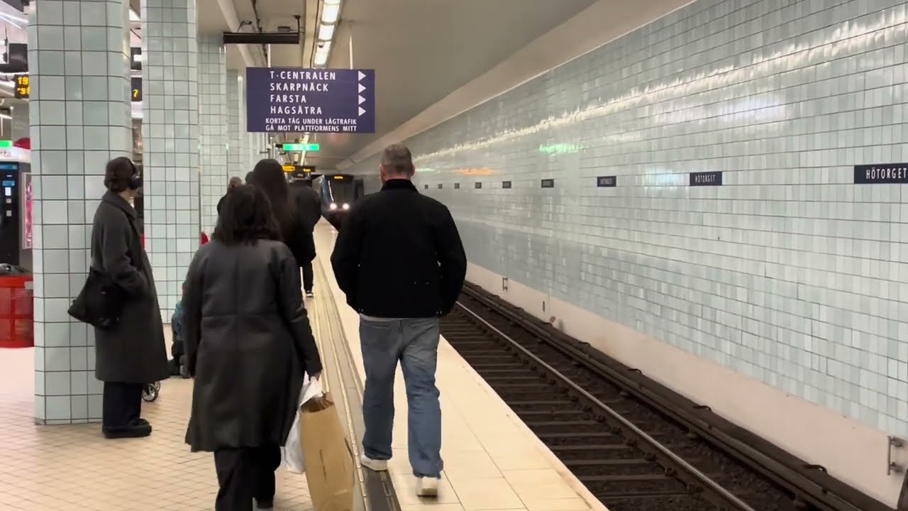 Svenska tåg del 12 Tunnelbanetrafik vid Hötorget på gröna linjen 🟢 December 2025 