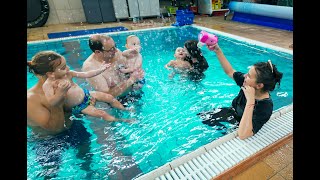 Kids in the pool with an instructor.Video.4K.Dji Osmo Pocket3.Малыши в бассейне с инструктором.