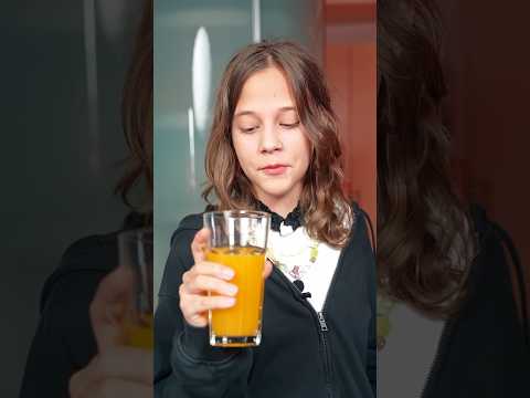 Подросток пробует забытую еду из 90х
