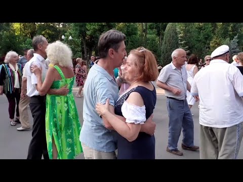 Растет у дома калина