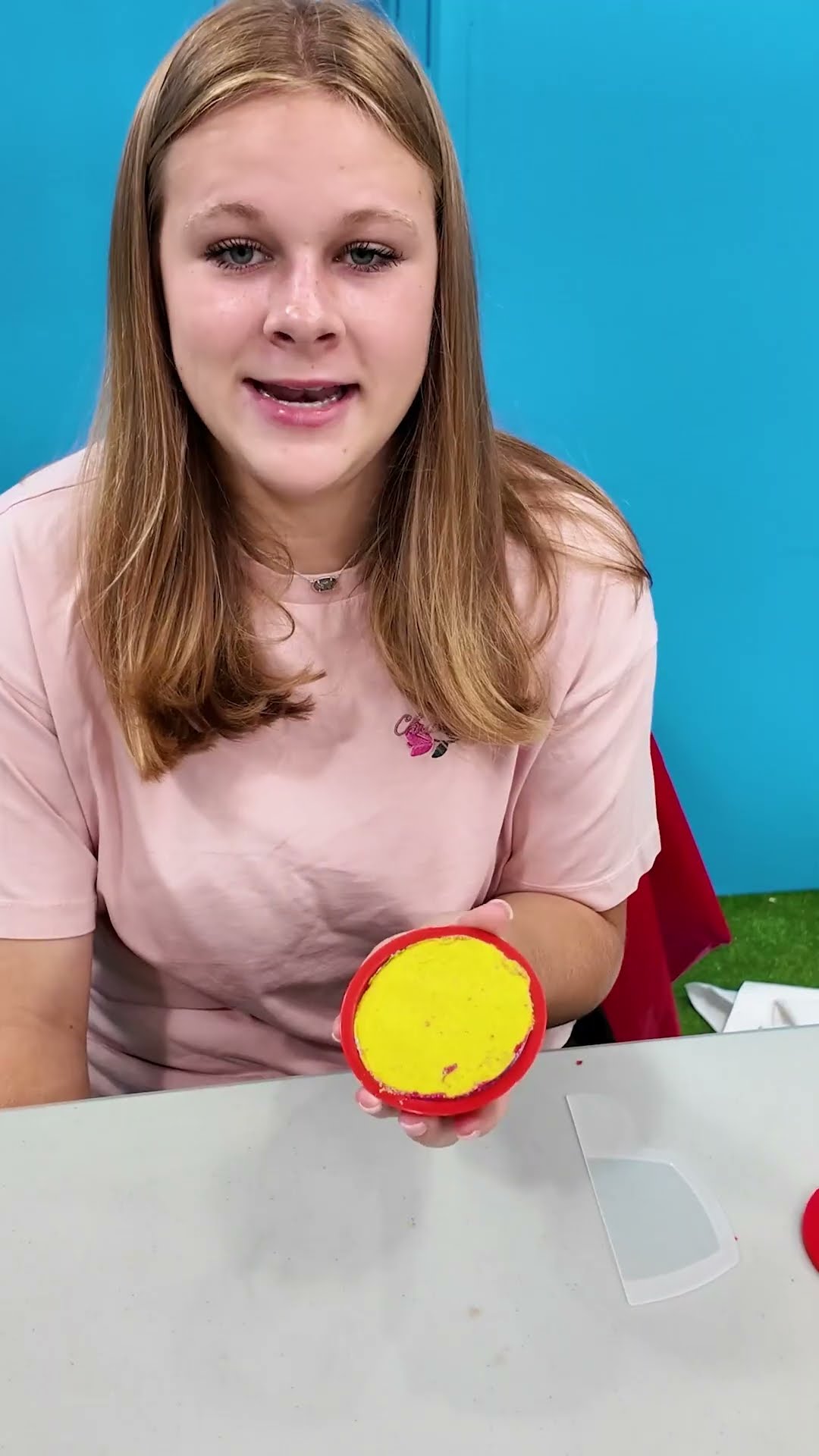 Assistant Makes DIY Red Yellow and Blue Sand Art #FamilyFun #DIYCrafts #sandart