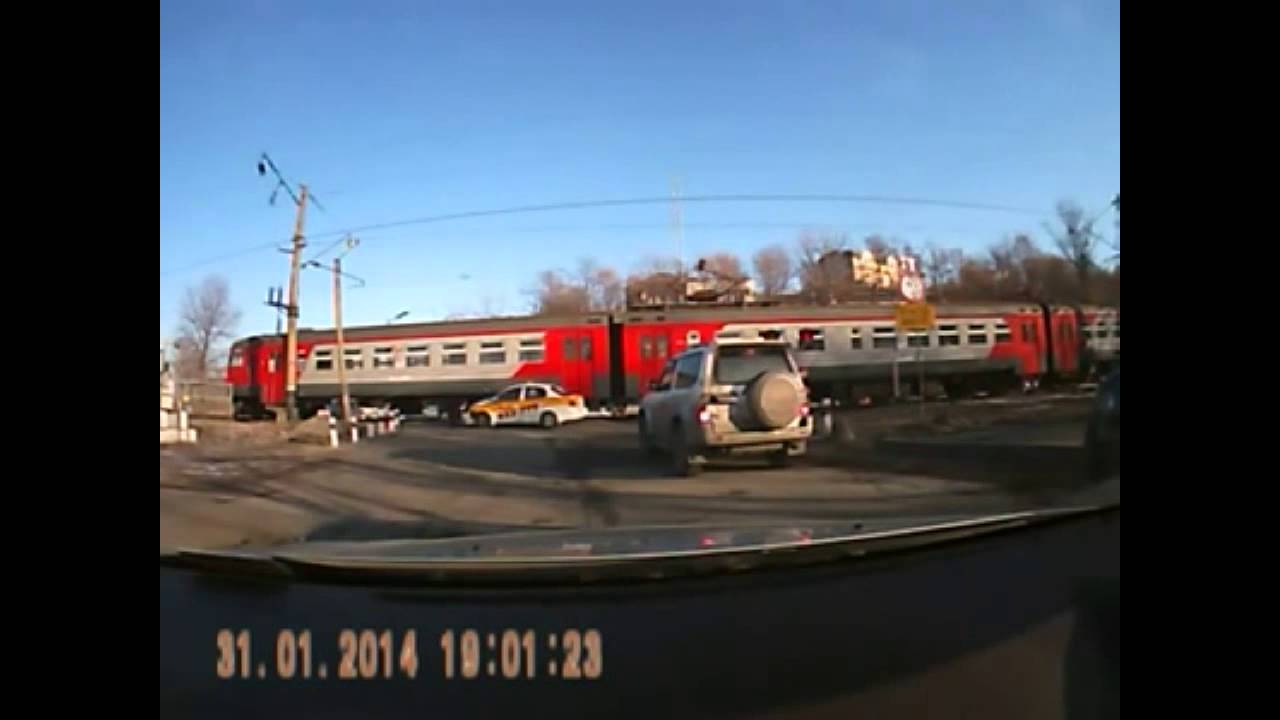 Машины против поезда