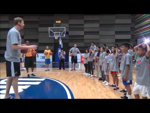 Spurs' Bonner dribbles way into kids' hearts in Manila