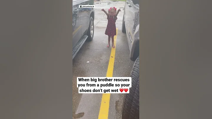 When big brother rescues you from a puddle so your shoes don’t get wet ❤️❤️ - DayDayNews