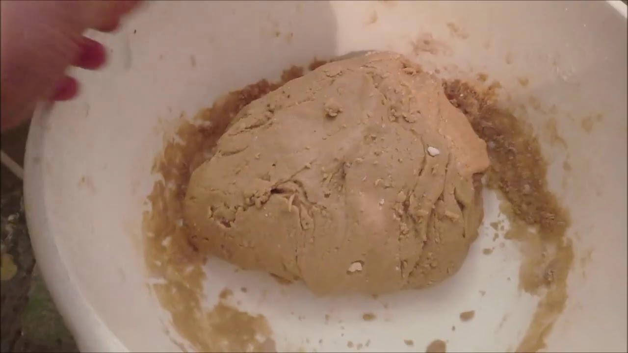 Jarní těsto pro včely. Cukerné těsto pro včely s bílkovinou - vlastní výroba.