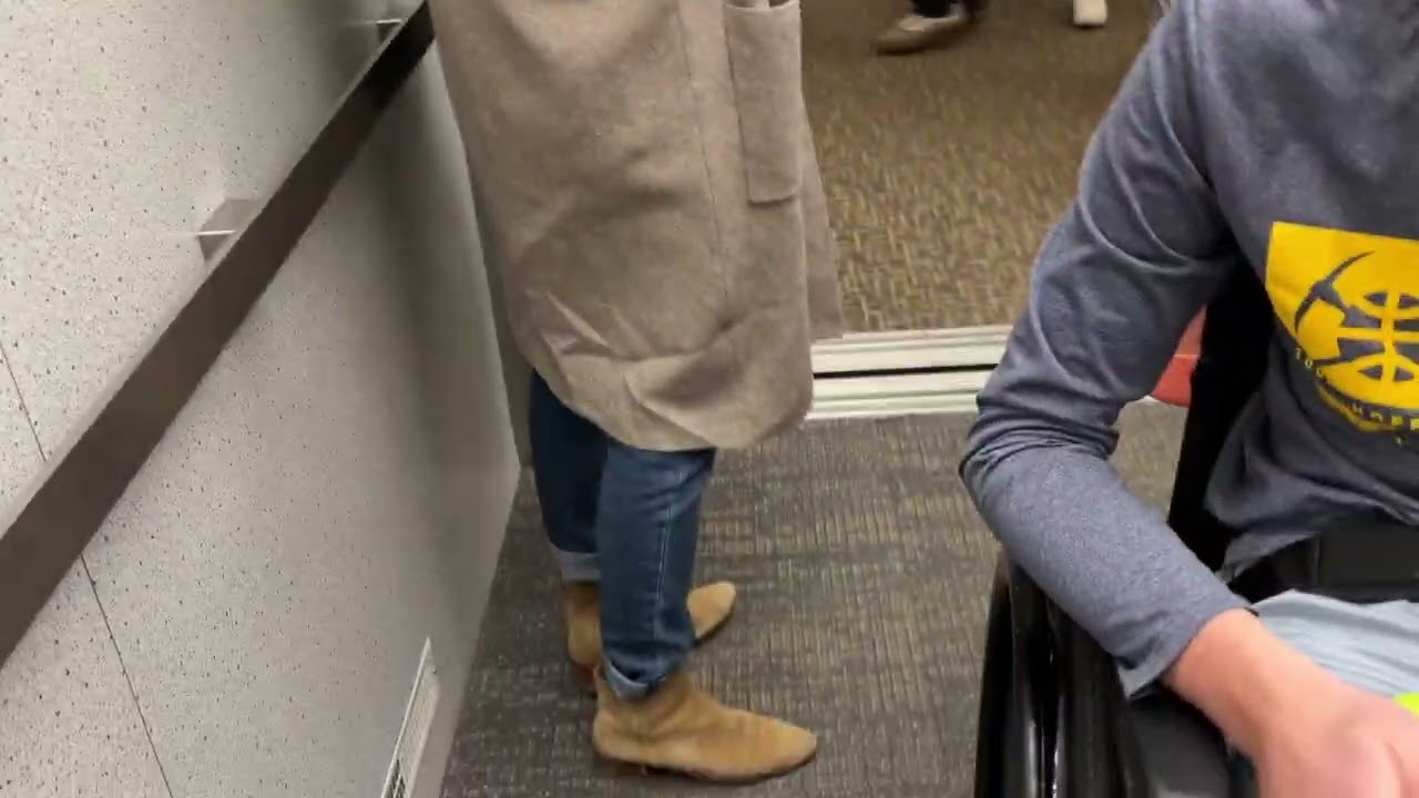 Большой гидравлический лифт стандартной комплектации в торговом центре Arvada Center - Арвада, Ко...