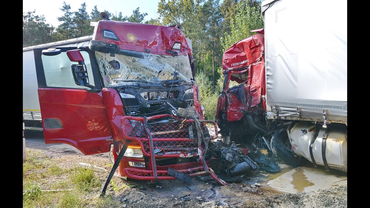 Félfrontálisan ütközött két kamion Szőce közelében, a 86-os főút hírhedt S-kanyarjában