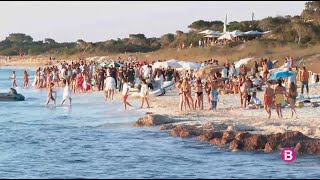 La Policía disuelve una multitudinaria fiesta en una playa protegida de Formentera. 18/07/2021.