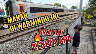 KERETA API LEWAT DI PINGGIR WARMINDO MIE INSPIRASI YOGYAKARTA