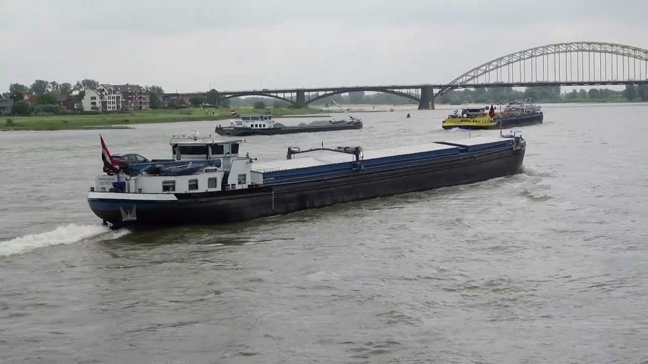 Inhaalmanoeuvre PIZ ARGIENT - drukte op de Waal - 6 schepen in 8 minuten