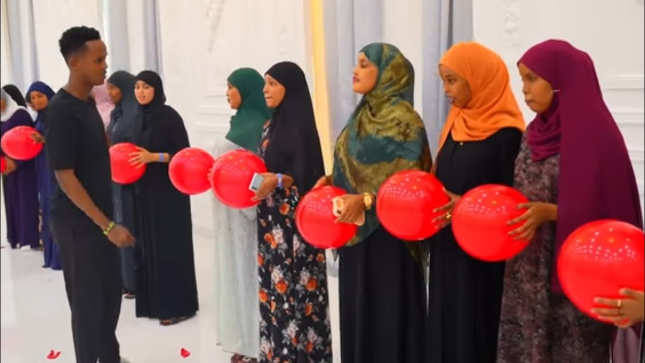 HAZAAZI INTAAN GABDHO MID LEE REEBO EE DOOQAAGA KALA BAX